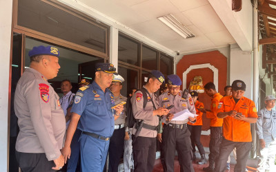 KMP Putri Yasmin Terbakar di Perairan Bali, Kemenhub Langsung Gerakkan Tim SAR Gabungan