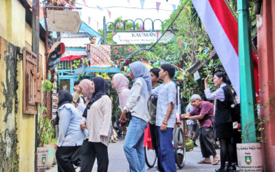 Wisatawan Menikmati Suasana di Kampung Batik Kauman Solo