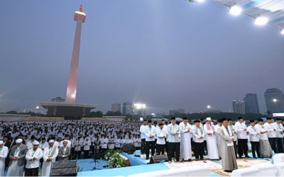 100 Ribu Jemaah Spill Rasa Syukur lewat Zikir dan Doa Kebangsaan di Monas