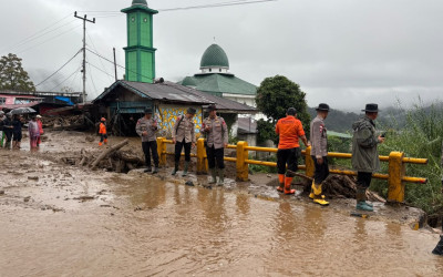 Polri Kerahkan Personel dan Sejumlah Alat Tangani Banjir Bandang di Kabupaten Solok
