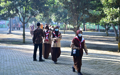 Mendikdasmen: Sekolah di Daerah Tak Terdampak Abu Vulkanik Boleh Belajar Tatap Muka dengan Protokol Kesehatan Etat