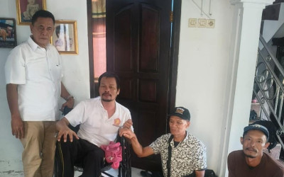 Dua Tahun Menderita Stroke, Warga Babakanmulya Dapat Bantuan Kursi Roda dari DPC Gerindra Kuningan