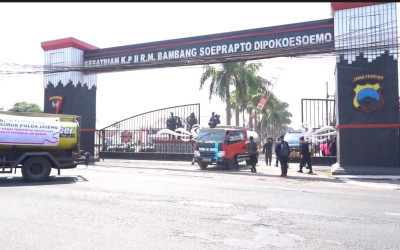 Brimob Polda Jateng Kembali Salurkan Air Bersih untuk Warga Terdampak Kekeringan di Semarang