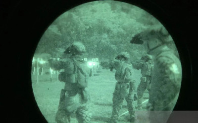 TNI AL dan Pasukan Marinir Mancanegara Perkuat Akurasi Tembak Malam