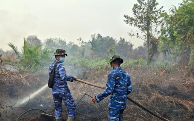 TNI AU Terjunkan Personel Sirami Lahan Titik Panas Cegah Karhutla di Kalbar