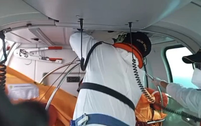 Helikopter Polri Kembali Evakuasi Jenazah Korban Kecelakaan KM Virgo Transport 8