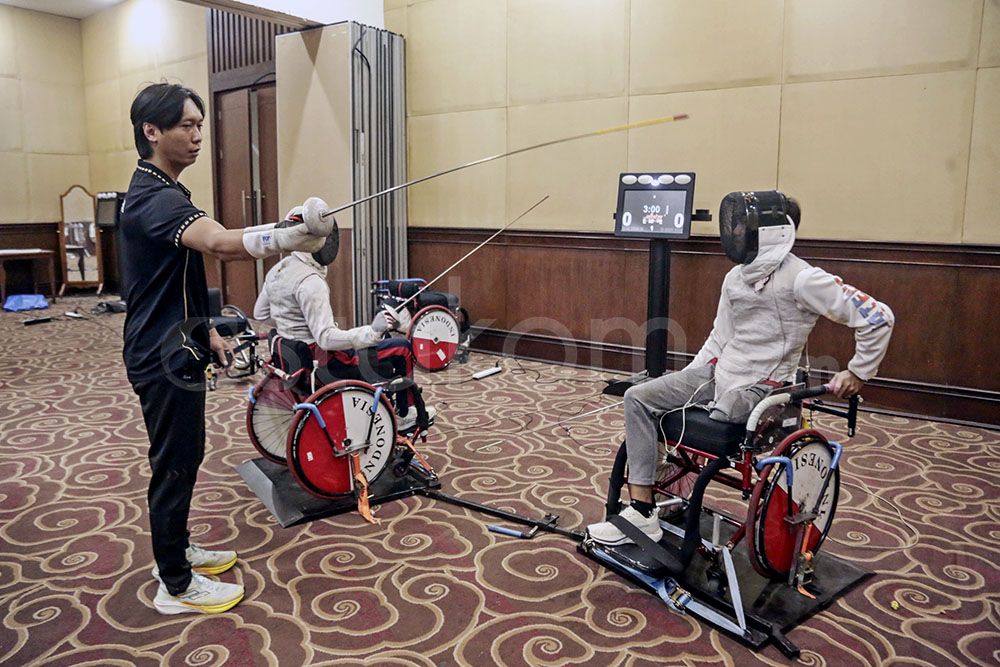 astakom.com, Sukoharjo - Atlet anggar kursi roda Komite Paralimpiade Nasional (NPC) Indonesia Alika mengikuti pemusatan latihan jelang Asian Paragames 2026, di Dwangsa Lorin, Sukoharjo, Jawa Tengah, Rabu (30/09/2026). [astakom/str-Swara Nirwana]