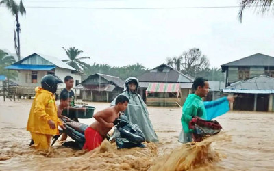 Hujan Deras Bikin Sungai Meluap, Tapanuli Tengah Diterjang Banjir hingga Warga Dievakuasi!