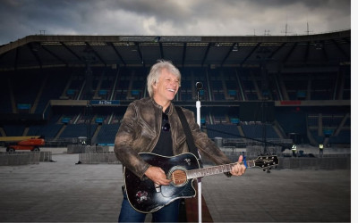 Bikin Bikin Iri Netizen! Wisudawati Undip Ini Langsung Dapet Ucapan Selamat dari Bon Jovi