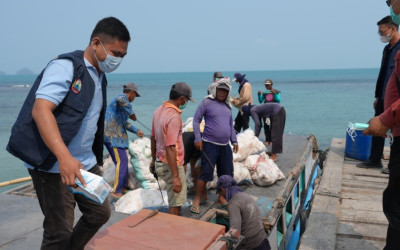Gercep! 6.000 Masker dan Posko Kesehatan Diterjunkan ke Pulau Sebesi Imbas Abu Anak Krakatau