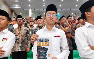 Buku Presiden Solusi Dibagikan ke Santri dan Alumni Gontor dalam Resepsi Kesyukuran 100 Tahun