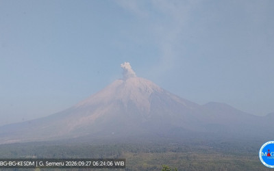 Gunung Semeru 'Batuk' Lagi Minggu Pagi, Tinggi Letupan Abu Vulkanik Capai 1.300 Meter