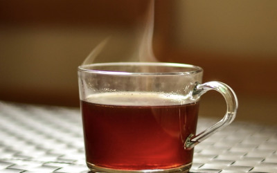 Benarkah Minum Teh Hangat Saat Cuaca Panas Bisa Bikin Tubuh Lebih Adem?