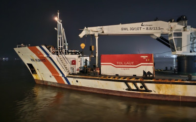 Kemenhub Kerahkan KN Kunyit Bawa Reefer Container untuk SAR KMP Virgo di Hari ke-12