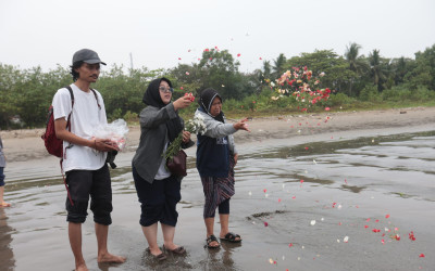 Saat Keluarga Yudhistiro Pranoto Lakukan Tabur Bunga di Lokasi Hilangnya Speed Boat Arupadatu