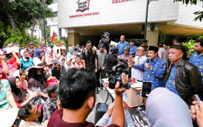Aksi Langka! Mensos Gus Ipul Sambut Langsung Warga Demo di Kemensos