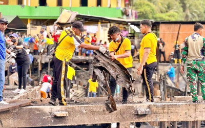 Kerja Bakti Bersihkan Puing Kebakaran di Dok Lima Bawah Jayapura