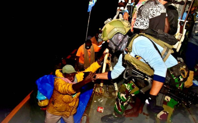 KRI Wahidin Sudirohusodo Selamatkan Warga Papua Nugini