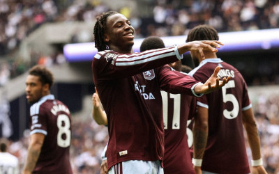 Premier League: Sikat Tottenham 3-2, Aston Villa Raih Kemenangan Perdana!
