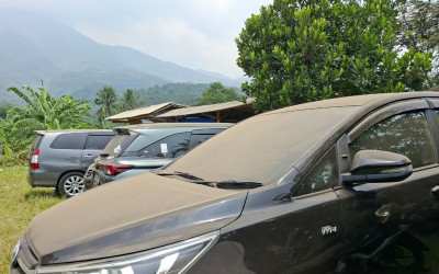 Abu Vulkanik Bukan Debu Biasa, Kemenkes Bagikan Cara Aman Membersihkannya