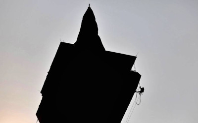 Pekerja Lakukan Perawatan Kawasan Tugu Monas Jakarta