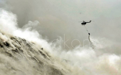 Pemadaman Api TPA Putri Cempo Gunakan Water Bombing