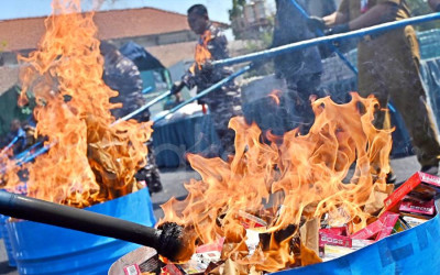 Kodaeral V TNI AL Musnahkan Rokok Ilegal