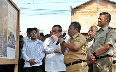 Peninjauan Pembangunan Jalan Sejajar Rel Pejaten Timur