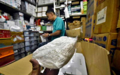 Penjualan Masker di Pasar Pramuka Melonjak Drastis