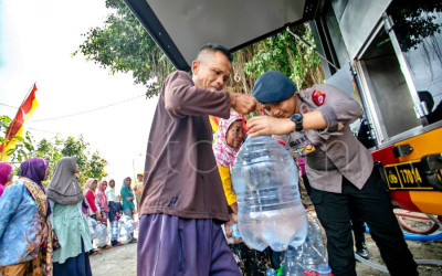 Penyaluran Bantuan Air Siap Konsumsi di Kulon Progo