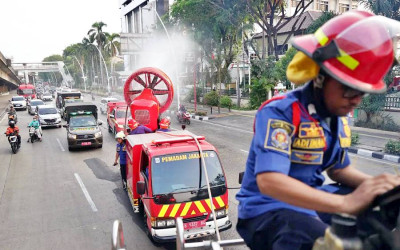 Petugas Bersihkan Abu Vulkanik Krakatau di Jakarta Utara
