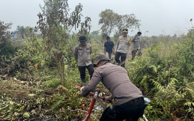 Percepat Penanganan Karhutla di Taman Nasional Berbak, Polda Jambi Gunakan 1.400 Liter Cairan X-Fire