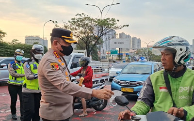 Kerahkan Water Cannon hingga Bagikan Masker, Polri Layani Masyarakat Terdampak Material Erupsi Gunung Anak Krakatau
