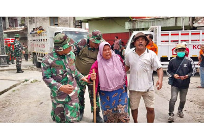 Prajurit TNI Bantu Warga Evakuasi dari Erupsi Gunung Sinabung