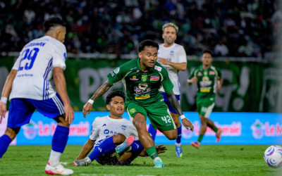Tandukan Alex Martins Bawa Persebaya Bungkam 10 Pemain PSIM 1-0