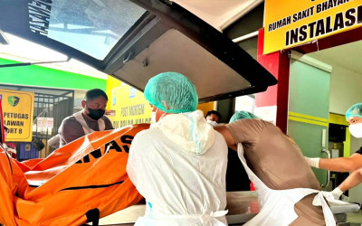 Satbrimob Polda Kalsel Evakuasi Tujuh Korban KMP Virgo Transport