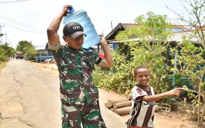 TNI AD Salurkan Air Bersih untuk Warga Wasur Merauke
