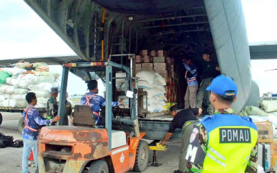 TNI AU Angkut Bantuan Beras Pemkab Yahukimo di Mimika
