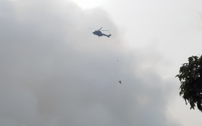 Enam Sorti Water Bombing Bantu Percepat Pemadaman Kebakaran Lahan TPA Galuga