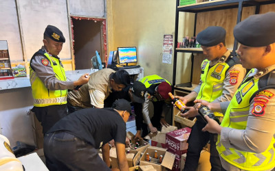 Tindak Lanjuti Aduan Warga, Polisi Sikat 14 Titik Lapak Miras Ilegal di Bantul dan Amankan 406 Botol