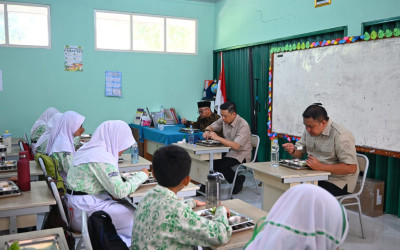 Potret Menko PMK Sugiono Makan MBG Bareng Siswa SD di Cibinong Lanjut Tinjau Area Sekolah