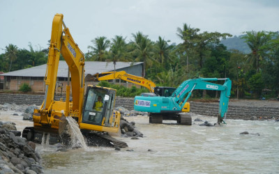 Pemerintah Gerak Cepat Tangani Banjir Padang, Tanggul Darurat Rampung Dibuat