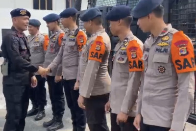 Saling Back Up Antarwilayah! Polri Turunkan Ratusan Personel Brimob & Armada AWC Padamkan Karhutla
