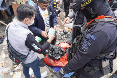 Gak Biarkan 'Kampung Narkoba' Bangkit Lagi, 101 Personel Gabungan Sisir Kampung Boncos Jakbar
