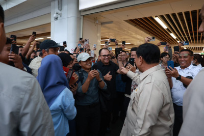 Presiden Prabowo Naik Whoosh ke Jakarta: Sapa Warga di Stasiun Halim
