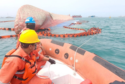 Buoy dan Oil Boom Terpasang di Lokasi KMP Batumandi, Pengangkatan Kapal Disiapkan