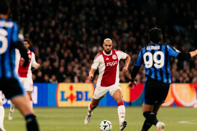Maarten Paes Cadangan, Ajax Amsterdam Bungkam Atalanta 2-0