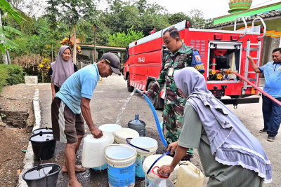 Prajurit TNI AU Lanud Jenderal Besar Soedirman Bantu Salurkan Air Bersih ke Warga
