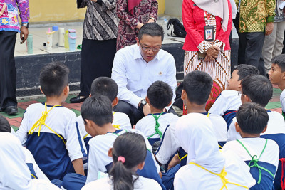 Menko PMK Sugiono Pantau CKG di Sekolah: Targetkan 130 Juta Warga Bebas Masalah Kesehatan