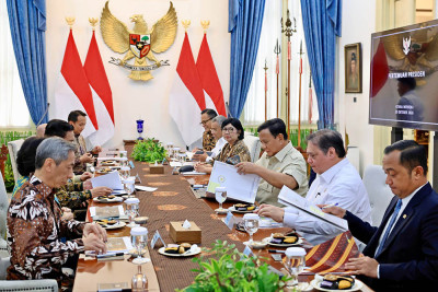 Presiden Prabowo Kumpulkan Srikandi Ekonomi & Jajaran Pejabat ke Istana